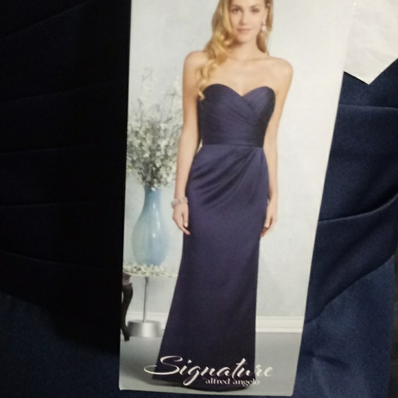 Gown - Picture 4 of 8